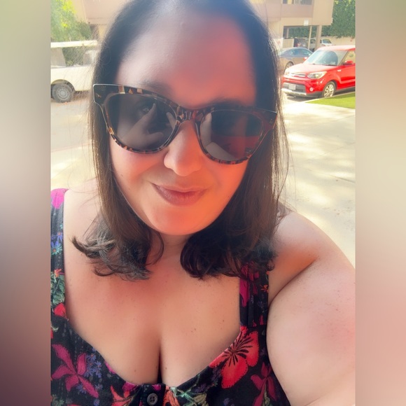 GOING LIVE @lauradosaj Come hang out! Lots of deals! - Picture 3 of 15